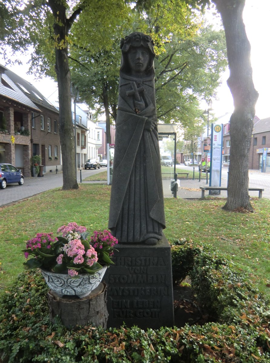 Olaf Höhnen: Denkmal, 1999, auf dem Hauptplatz gegenüber der Kirche Neu-St.-Martinus in Stommeln