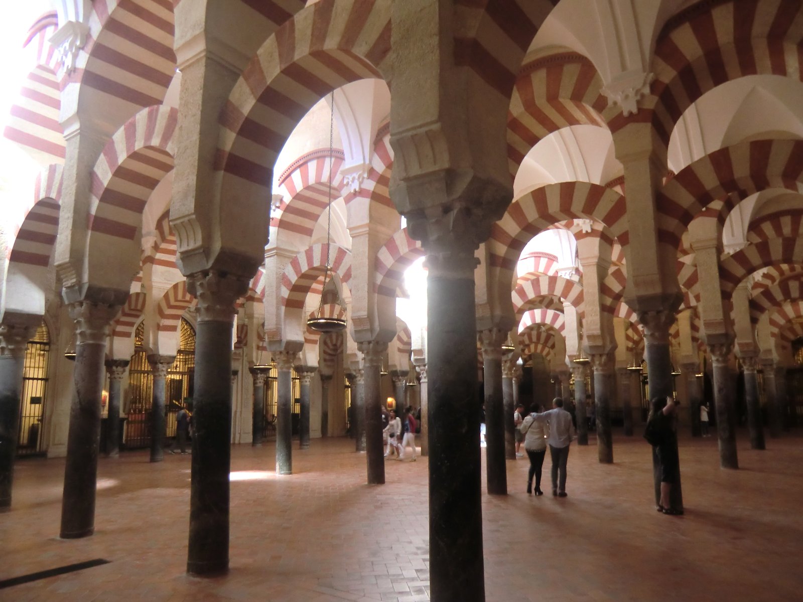 Säulen der ehemaligen Moschee - „Mezquita” - mit eingebauter Kathedrale in Córdoba