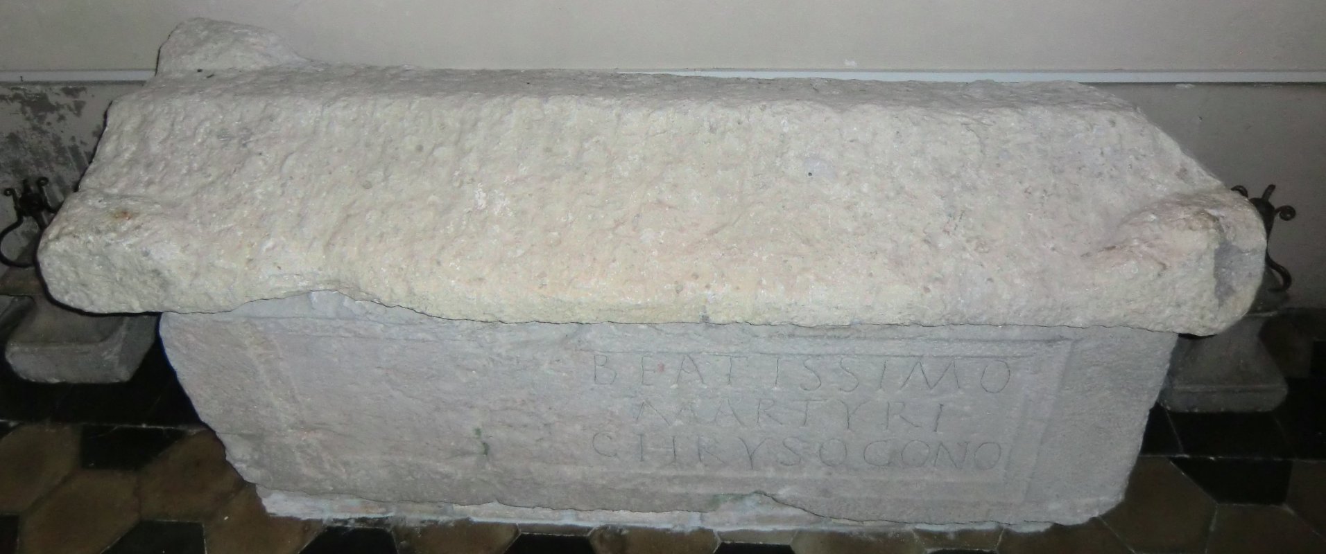 Chrysogonus' Sarkophag in der Kirche San Canzian