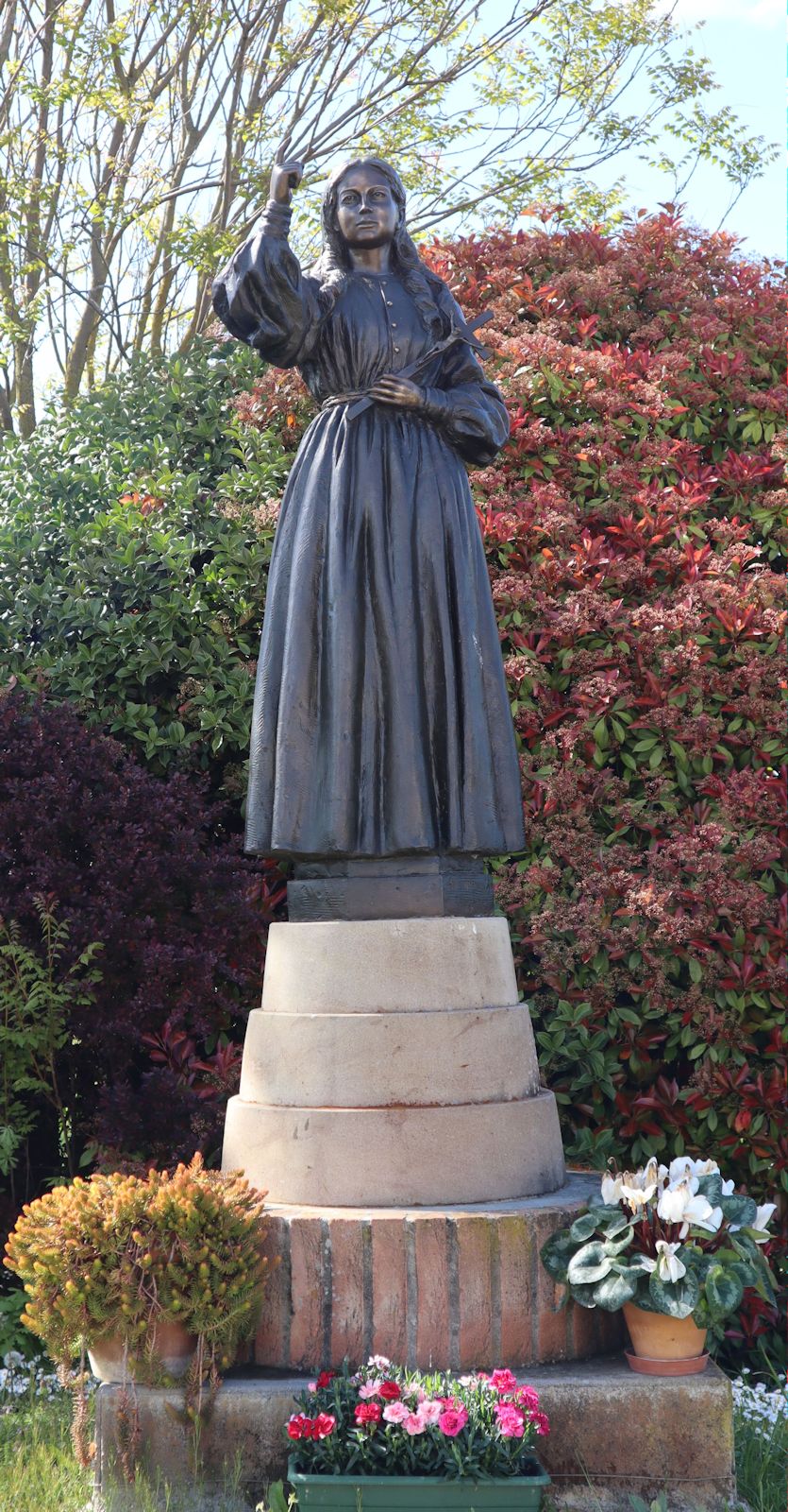 Denkmal gegenüber dem Sanktuarium in Le Budrie