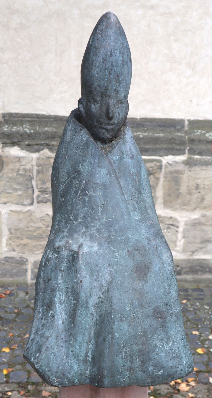 Sabine Hoppe: Statue, 2005, an der Kirche Beatae Mariae Virginis in Hornburg