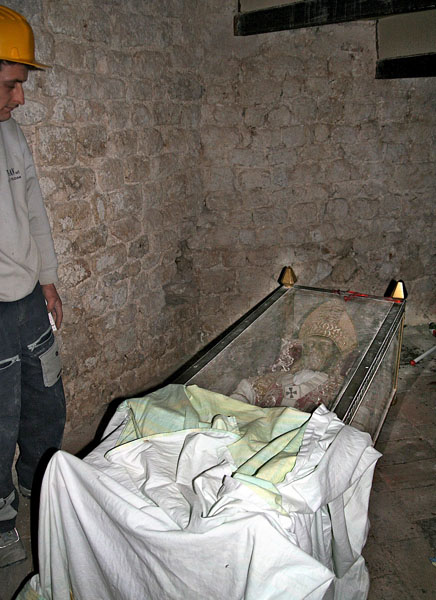Gebeine von Cölestin V., gerettet aus der beim Erdbeben 2009 zerstörten Basilika Santa Maria di Collemaggio in L'Aquila