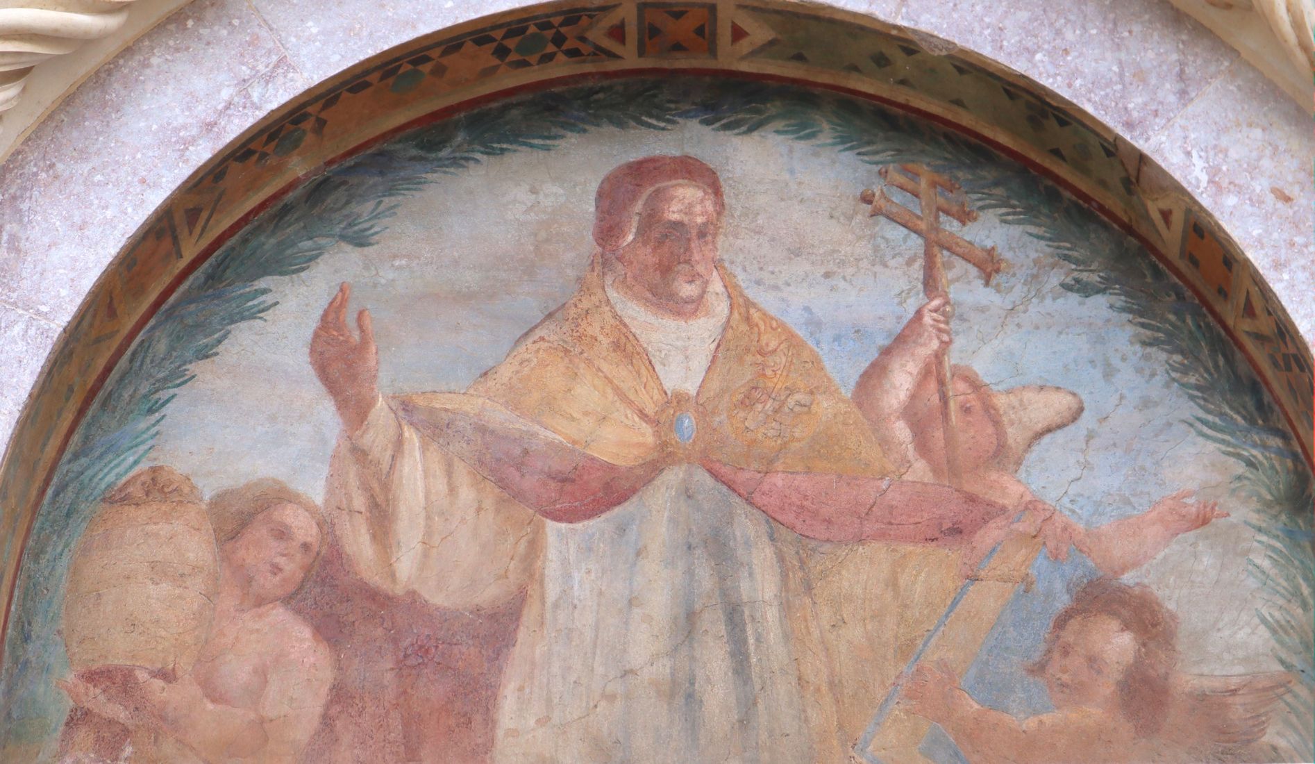 Fresko an der Basilika Santa Maria di Collemaggio in L'Aquila