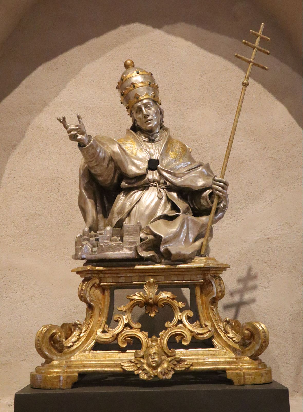 Silberbüste in der Basilika Santa Maria di Collemaggio in L'Aquila