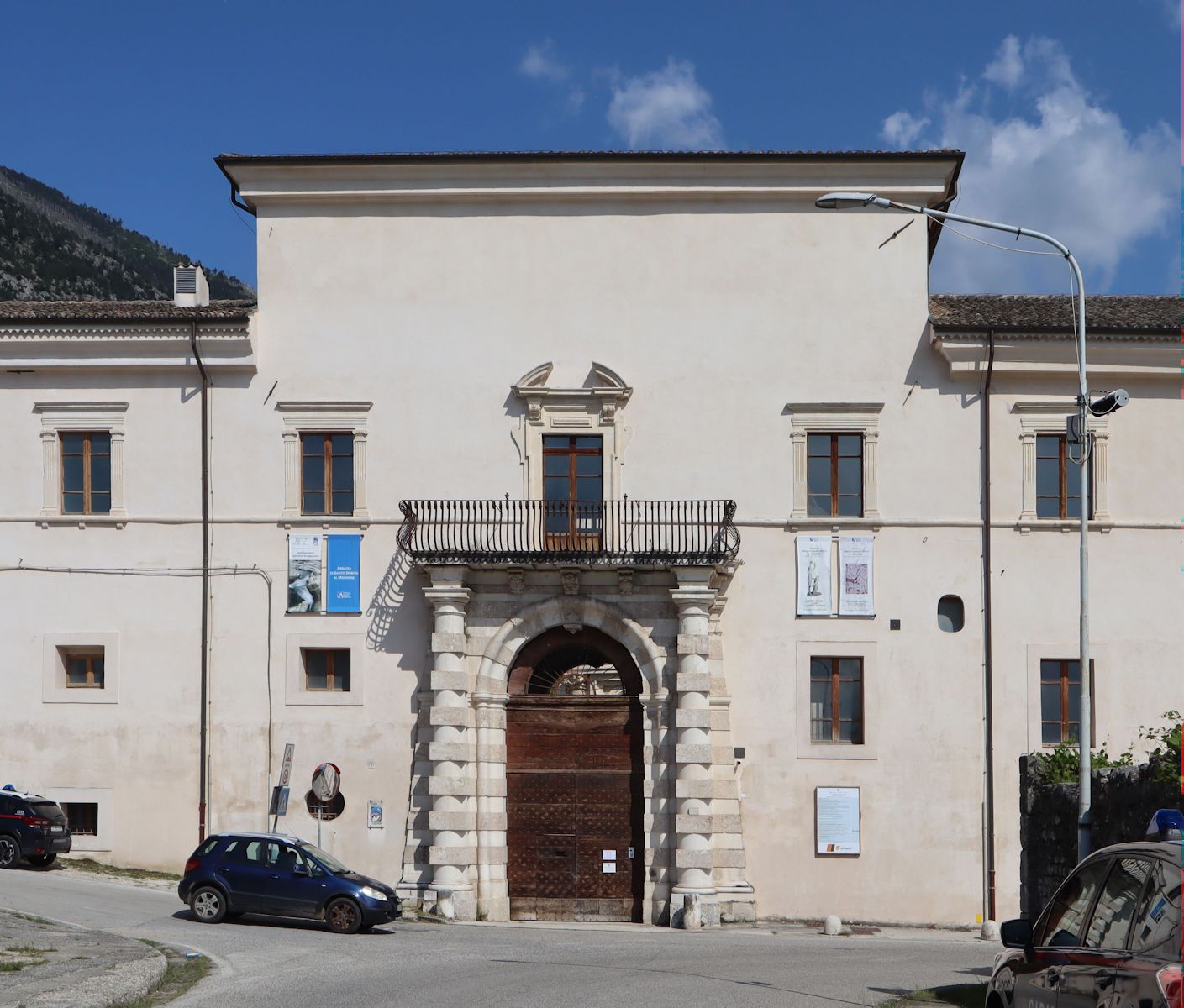 Hauptportal zur Abtei Santo Spirito del Morrone