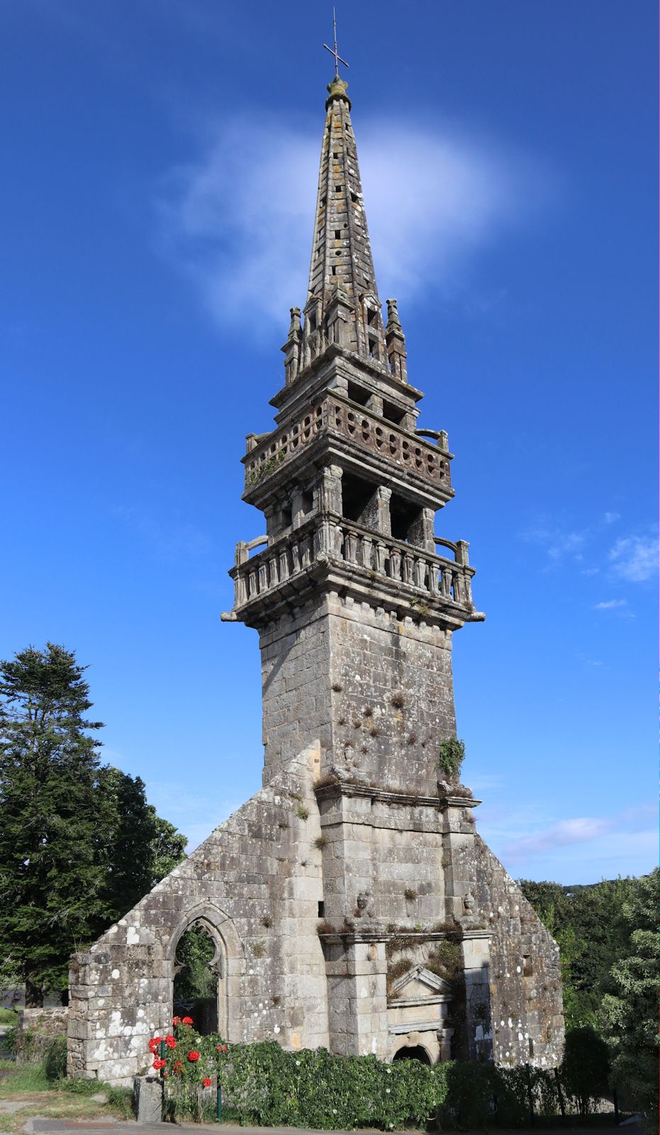 Kirchenruine in Beuzit