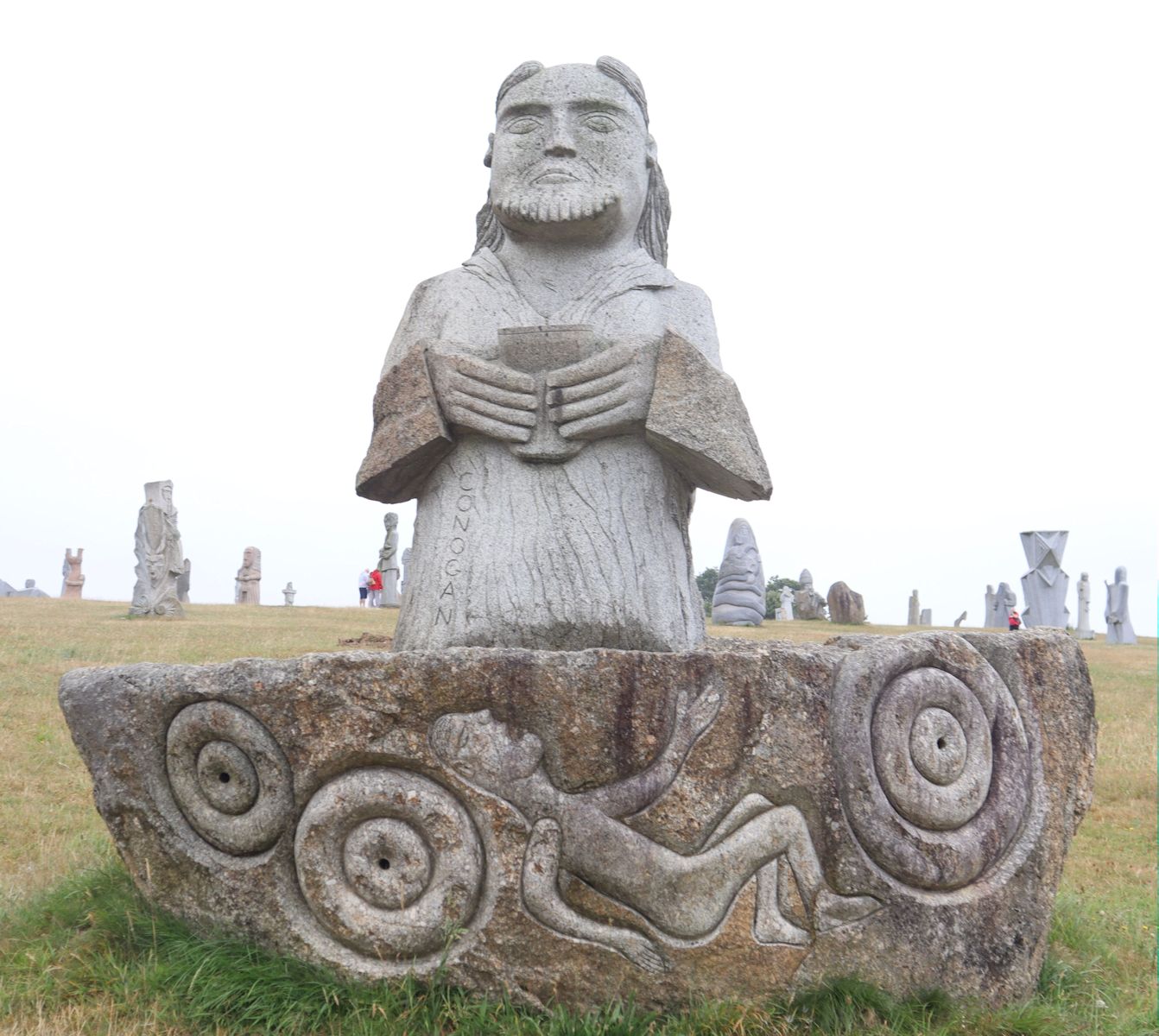 Olivier Lévêque: Statue, 2012, im „Vallée des Saints” nahe Carnoët bei Saint-Brieuc