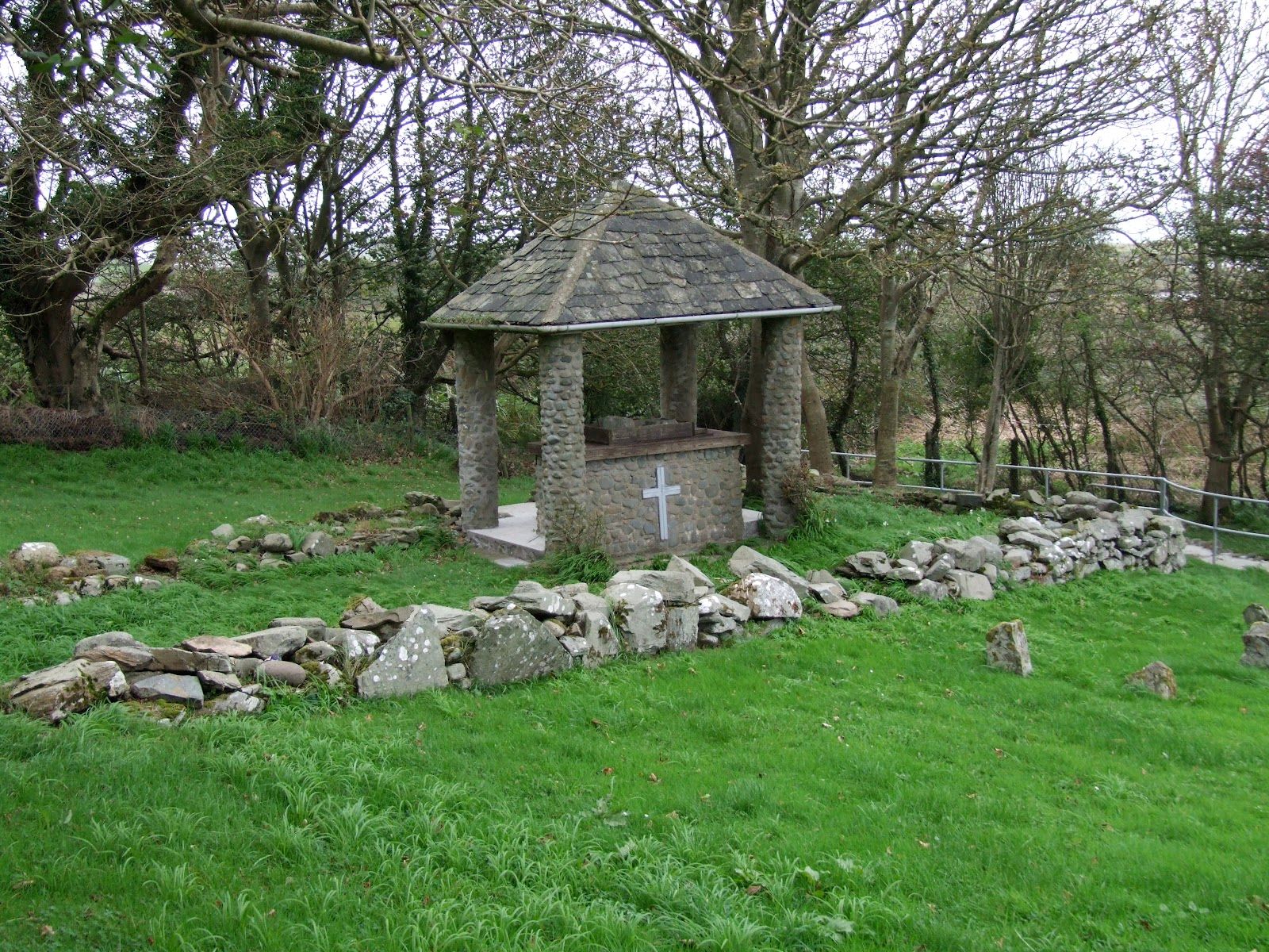 Reste der Kirche von Cooey nahe Portaferry und ein 1976 bis 1978 errichteter neuer Altar