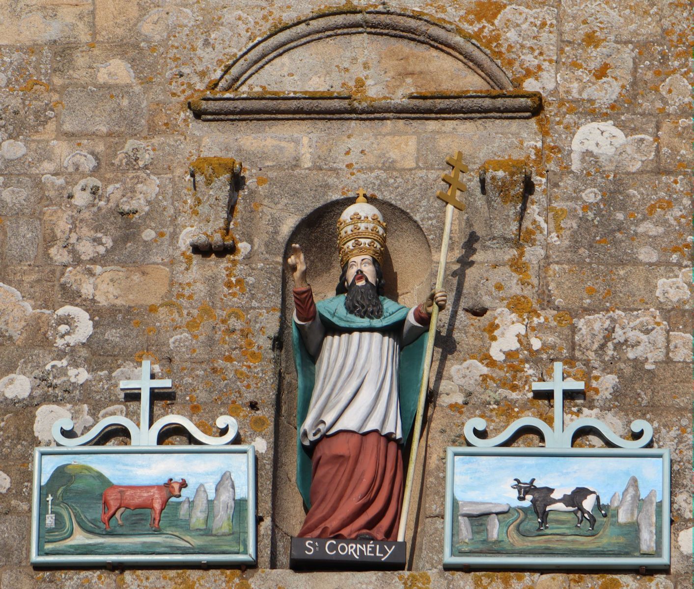 Cornelius als Patron der Rinder, an der Pfarrkirche Saint-Cornély in Carnac