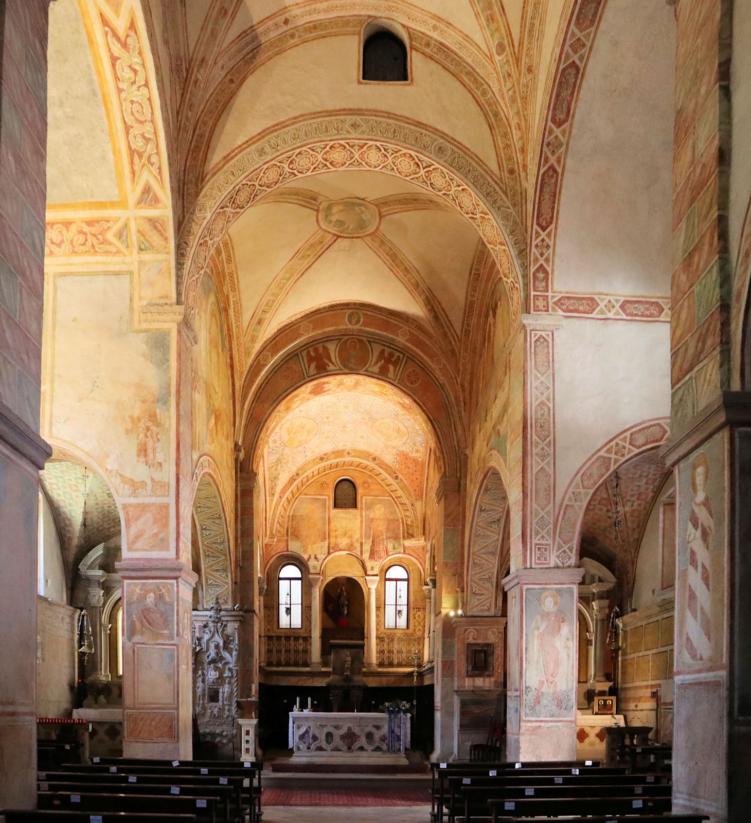 Kirche im Sanktuarium Vittore e Corona mit Fresken aus dem 14./15. Jahrhundert