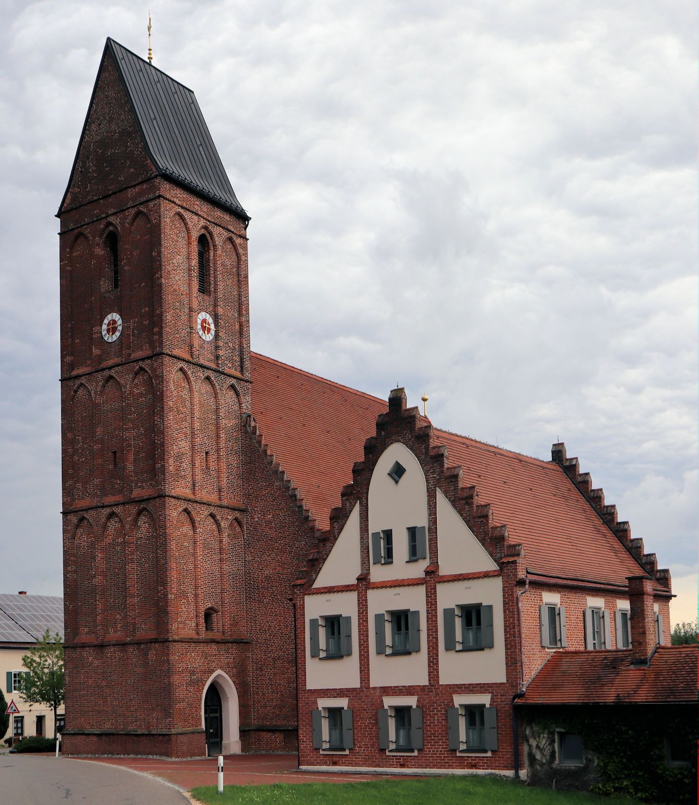 Corona geweihte Kirche in Staudach, einem Ortsteil von Massing in Niederbayern