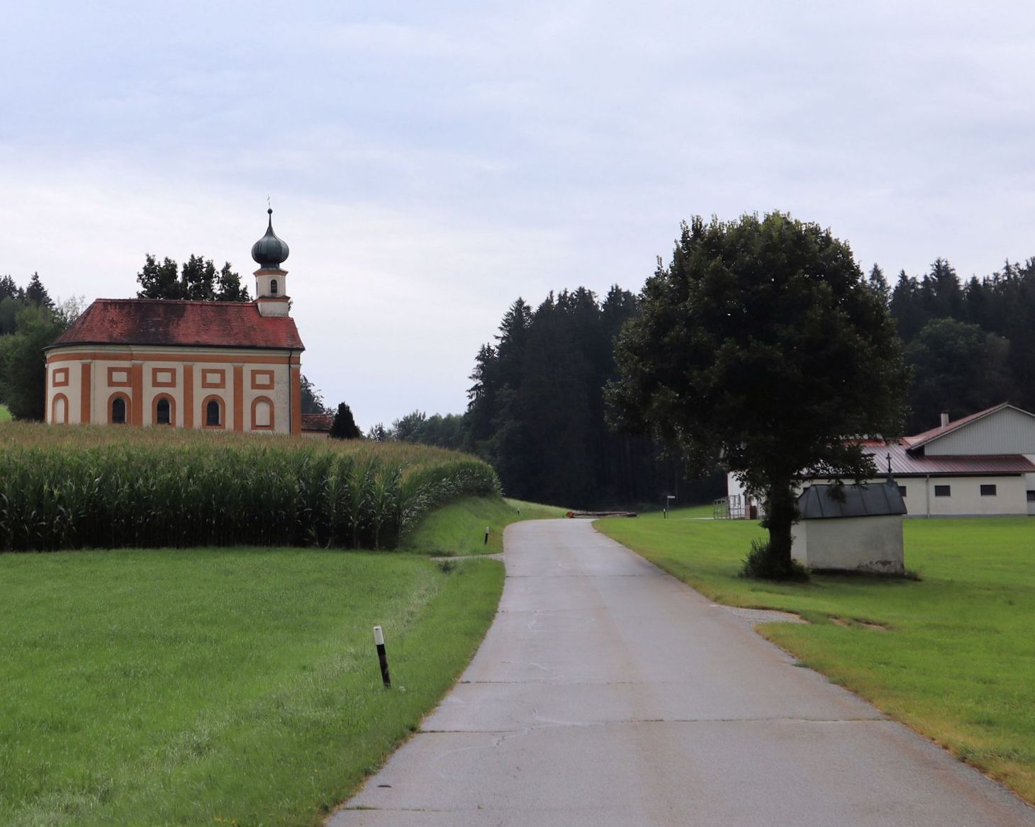 Corona geweihte „Bründlkapelle” (rechts) und Filialkirche St. Korona  (links) in Niederaich, einem Ortsteil von Pleiskirchen in Niederbayern