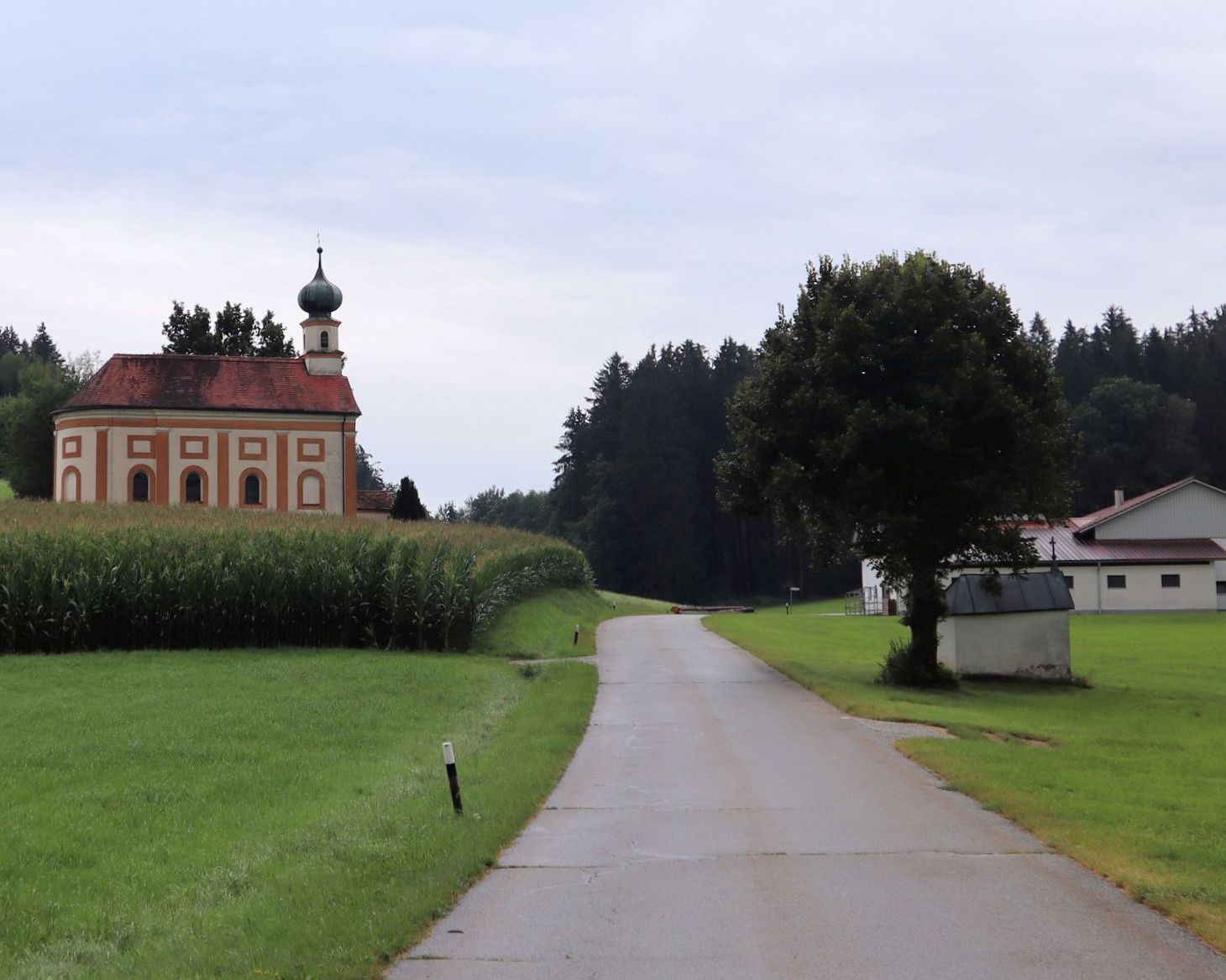 Corona geweihte „Bründlkapelle” (rechts) und Filialkirche St. Korona (links) in Niederaich, einem Ortsteil von Pleiskirchen in Niederbayern