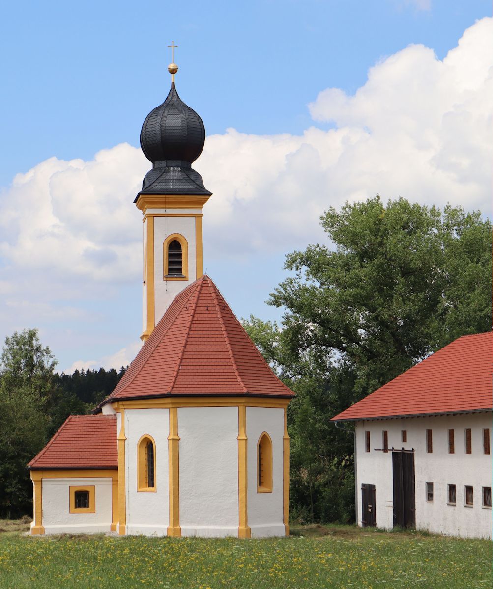 Corona geweihte Kapelle in Unterzarnham, einem Ortsteil von Unterreit in Oberbayern