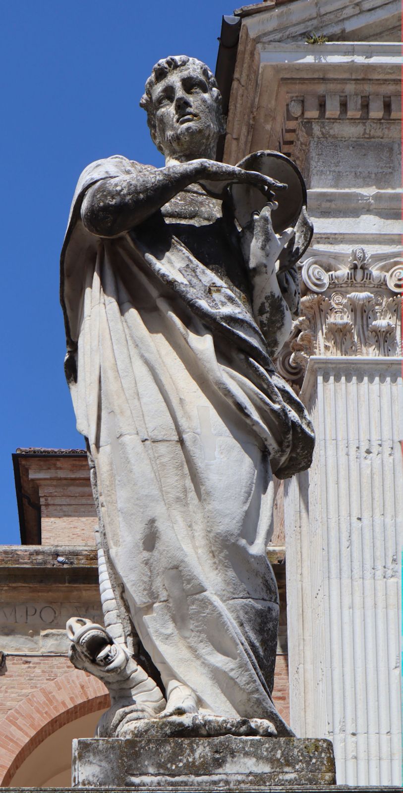 Statue vor der Kathedrale in Urbino