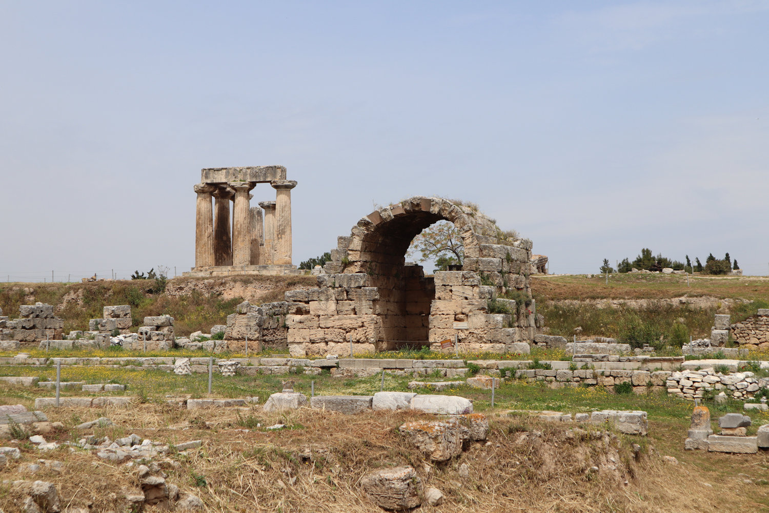 Süd-Stoa und Apollo-Tempel in den Ausgrabungen von Korinth mit Blick auf die Festung Akro-Korinth