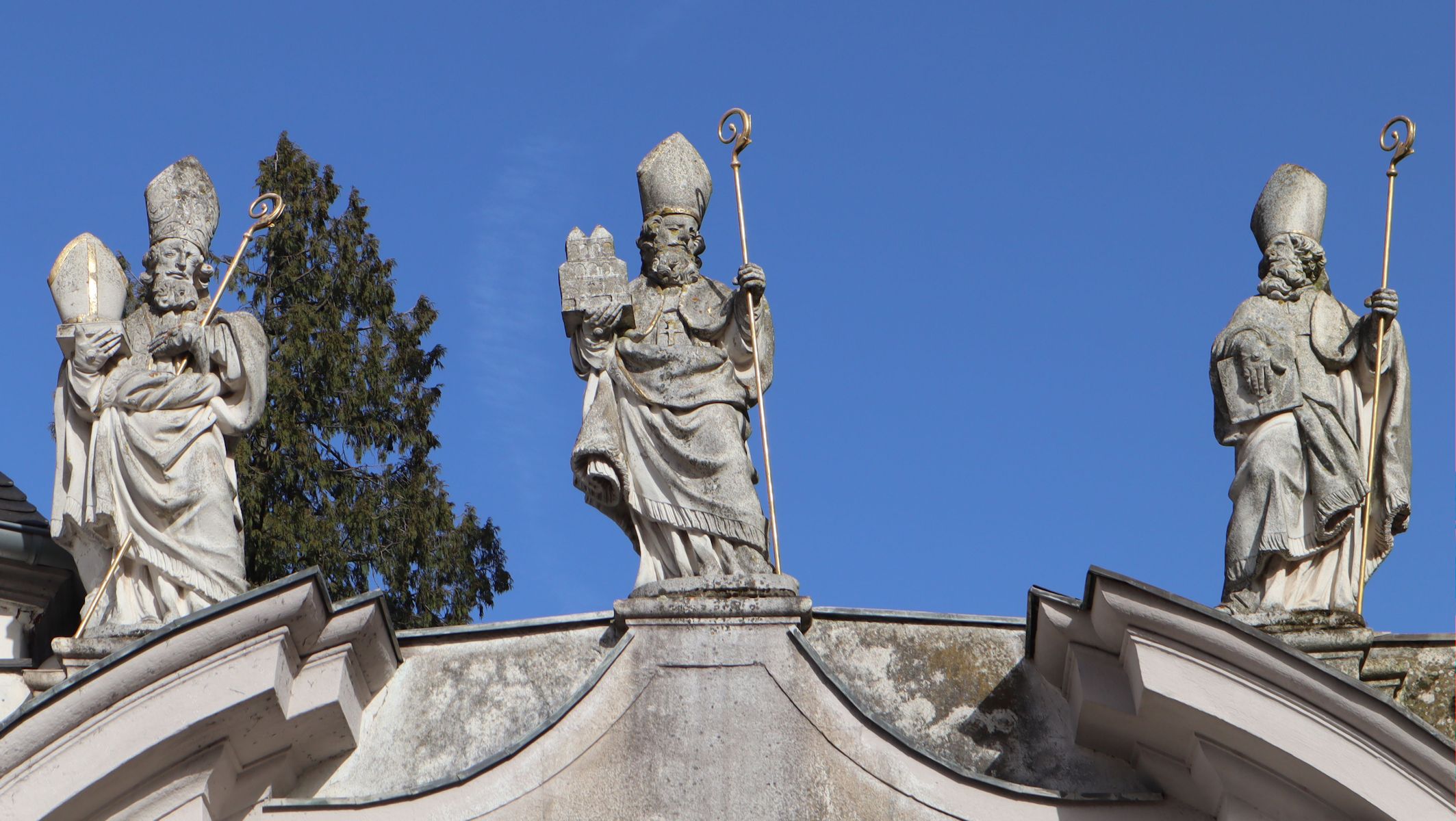 Cyrillus (Mitte) mit Eucharius (links) und Valerius (rechts), Statuen am Tor zum Friedhof neben dem Kloster St. Matthias