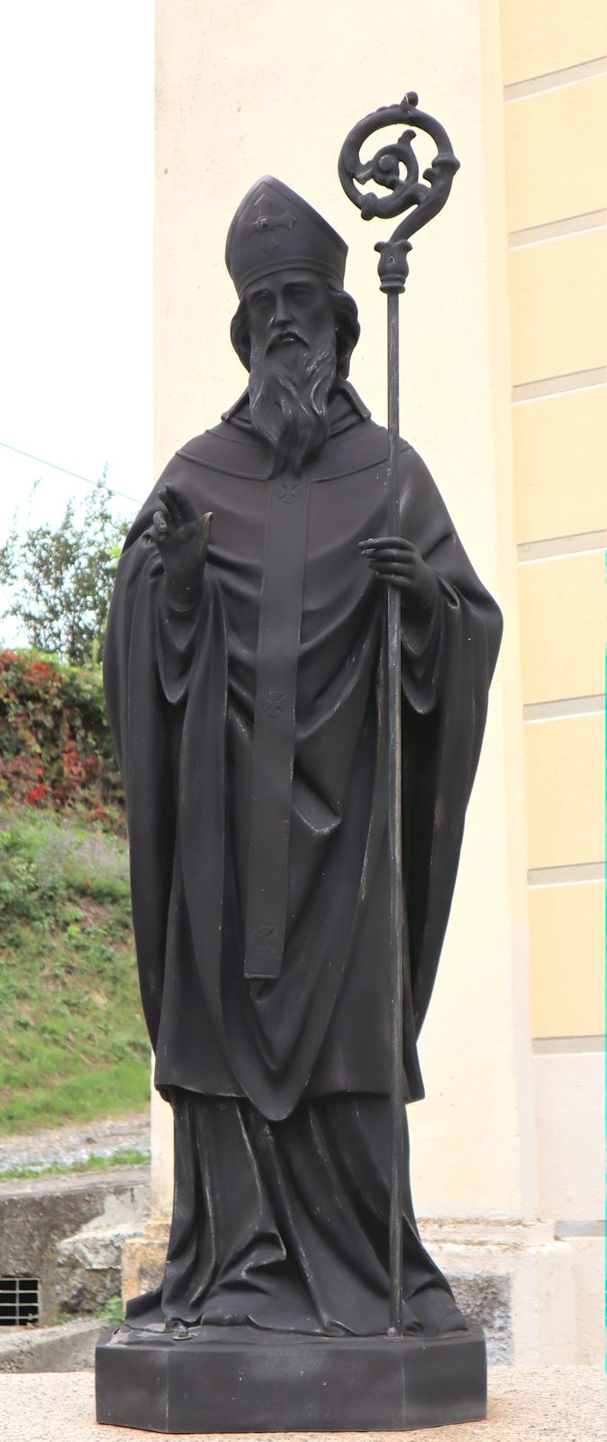 Statue, 2003, vor der Pfarrkirche in Pornassio bei Imperia