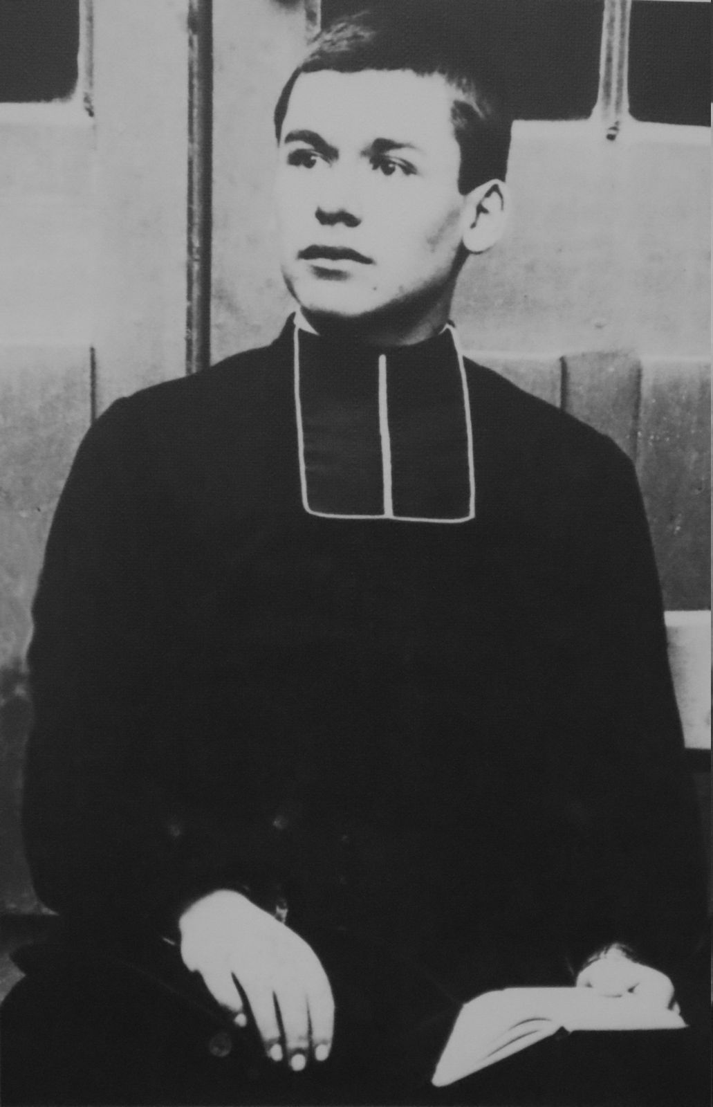 Daniel Brottier als junger Priester, Bild in der Kapelle der &bdquo;Fondation des apprentis d'Auteuil&rdquo; im Pariser Stadtteil Auteuil