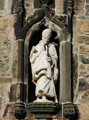 Statue an der Kathedrale in Bangor