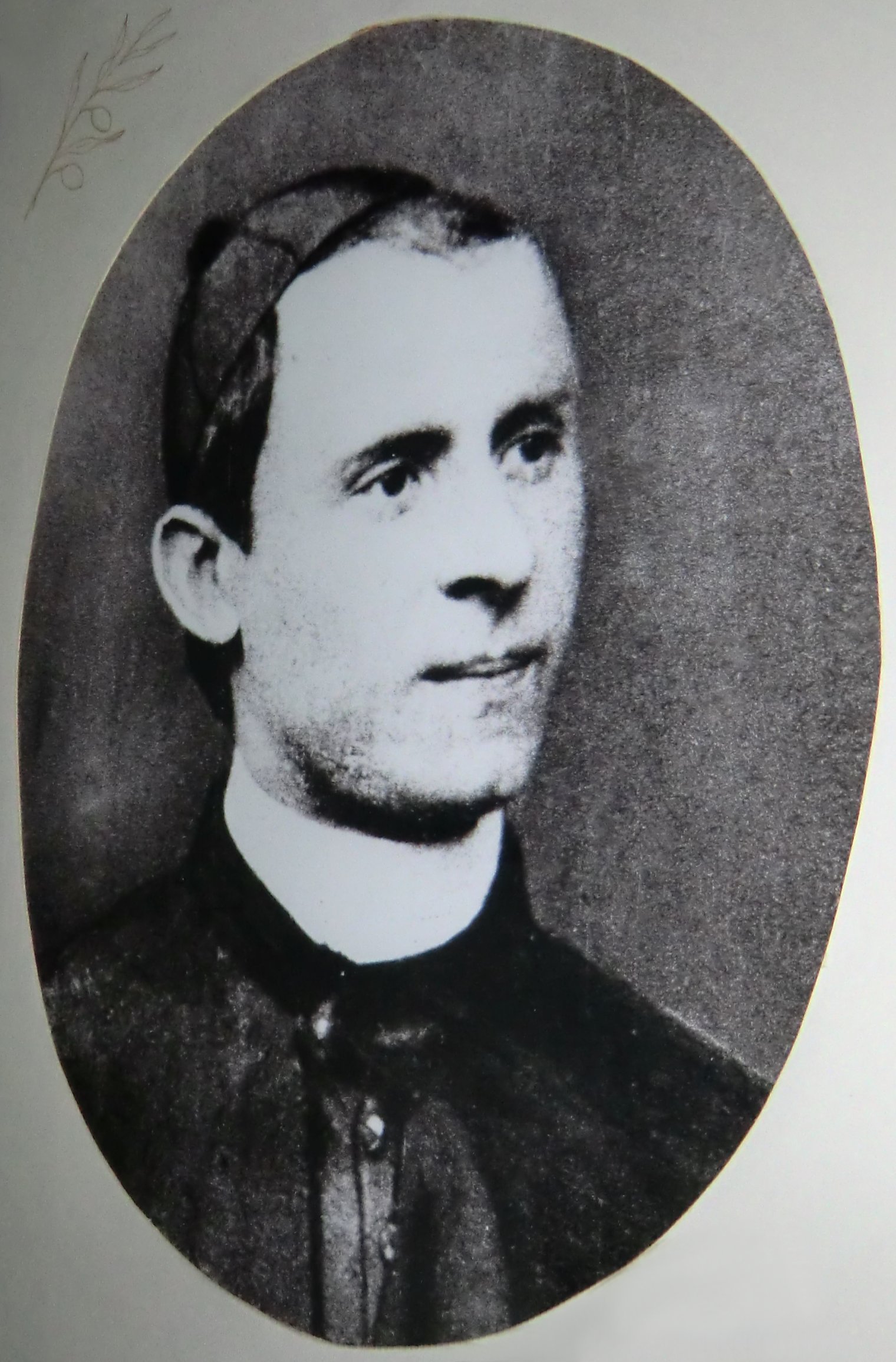 Foto im Geburtszimmer: Daniel als junger Priester