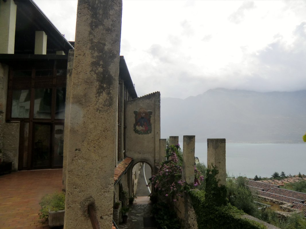 Blick vom Zitronengarten auf das Gebäude der Gemeinschaft und den Gardasee