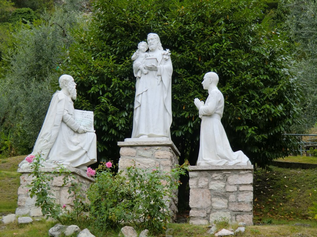 Statuen vor dem Geburtshaus: Daniel (links) mit dem Kinder liebenden Christus und einem Bruder aus seiner Gemeinschaft