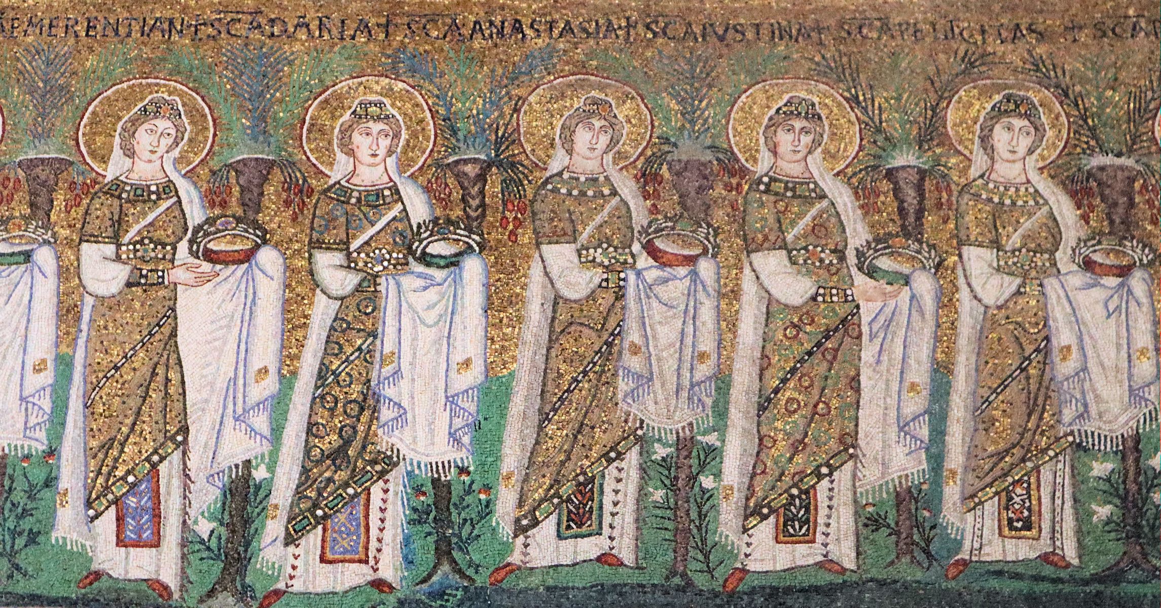 Detail aus dem Mosaik der „Jungfrauenprozession”: Emerentiana, Daria, Anastasia „die Jüngere”, Justina von Padua und Felicitas (von links), 6. Jahrhundert, in der Basilika Sant'Apollinare Nuovo in Ravenna