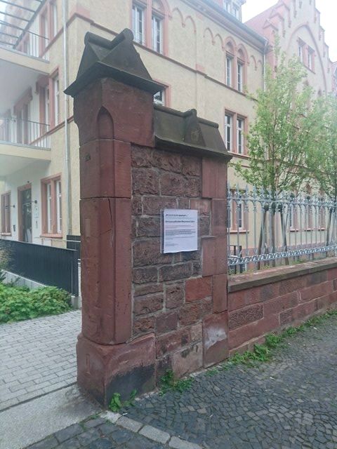 Gedenktafel mit dem 1. Abschnitt des „Darmstädter Wortes” am Elisabethenstift in Darmstadt