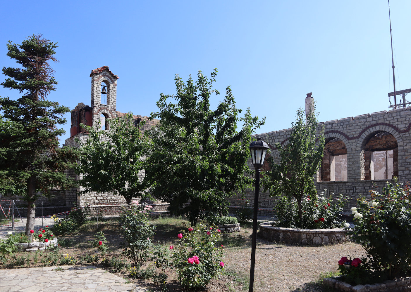2017 ausgebrannte Gebäude des Klosters Varnakova, das 1984 verlassen worden war und 1992 von Nonnen wieder besiedelt wurde