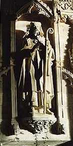 Statue an der Kathedrale in St. Davids