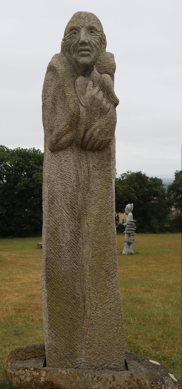 Paul B. Kincaid: Statue, 2019, im „Vallée des Saints” nahe Carnoët bei Saint-Brieuc