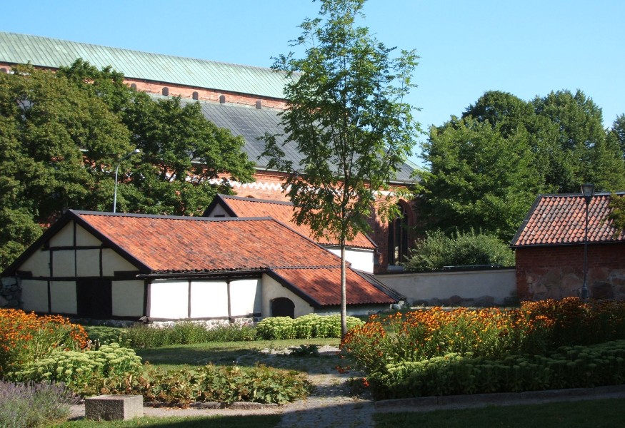 restaurierte mittelalterliche kirchliche Gebäude vor dem Dom in Västerås