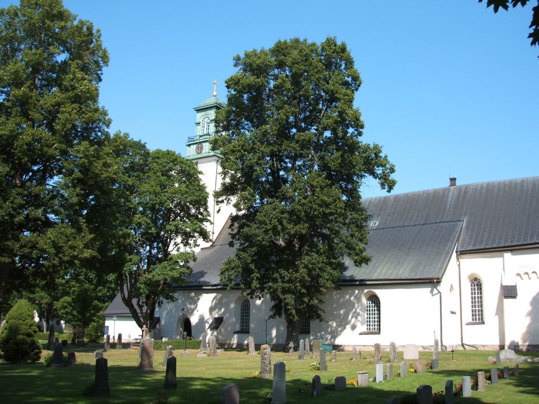 Davidskirche in Munktorp, eine der ältesten Kirchen in Schweden mit dem Turm aus dem Jahr 1050