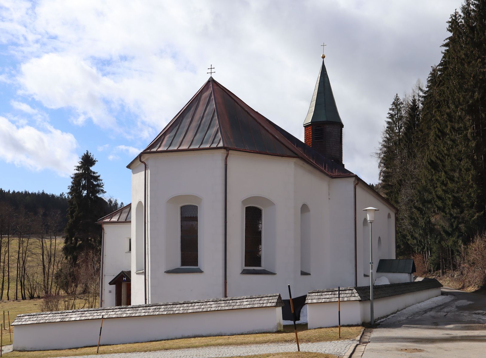 Bartholomäus geweihte Wallfahrtskirche neben Hermanns Einsiedelei in St. Hermann bei Bischofsmais