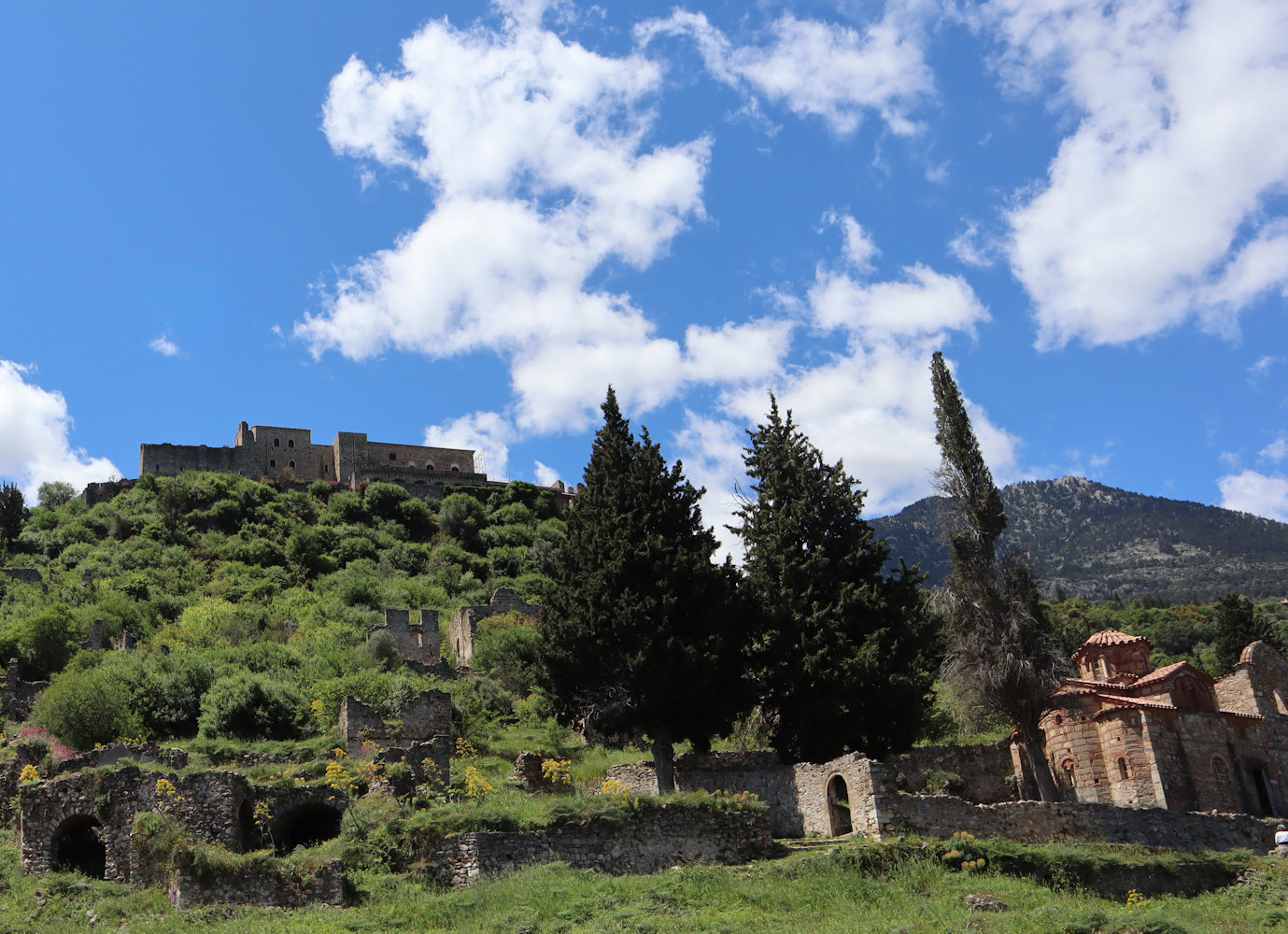 Despoten-Palast und Evangelistra-Kirche in den Ruinen von Mystras