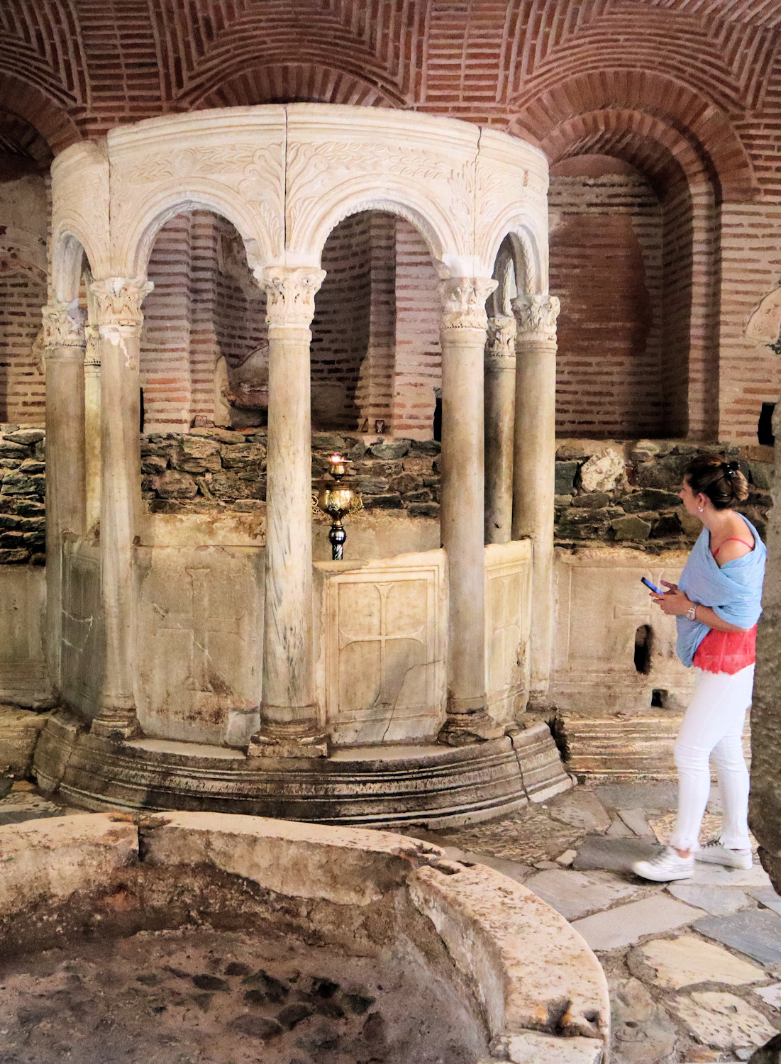 Der Myron verströmende, ursprünglich römische Brunnen in der Krypta der Demetrios-Basilika in Thessaloniki