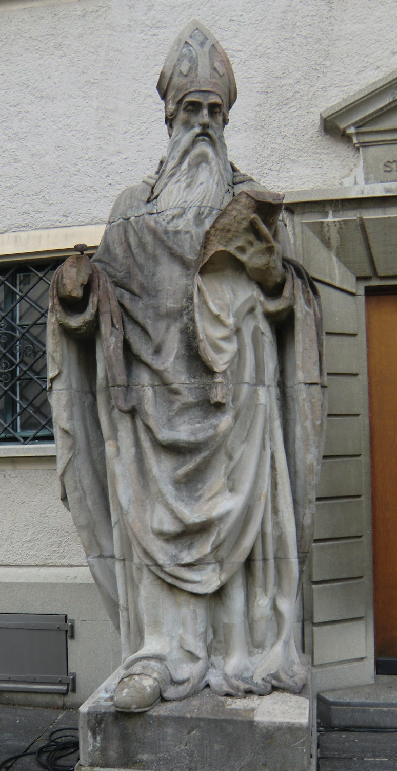 Statue vor der Galluskapelle neben der Kathedrale im Kloster St. Gallen