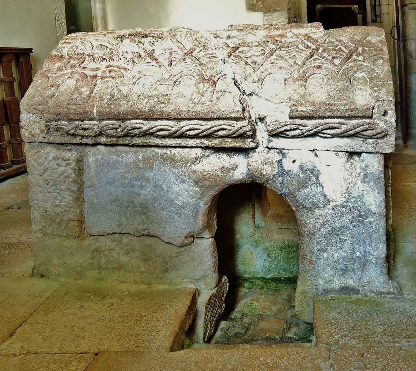 Desiderius' Grab aus dem 7. (?) Jahrhundert, &bdquo;Stein der Narren&rdquo; genannt, weil er als Helfer bei psychischen Problemen gilt, in der Kirche in Saint-Dizier-l'Évêque