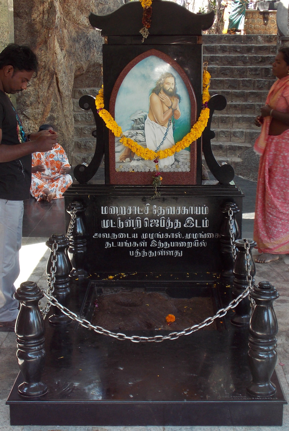 Gedenkstätte mit den angeblichen Abdrücken von Devasahayams Knien und Ellbogen in Aralvaimozhi
