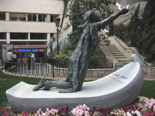 Devota-Statue vor der ihr geweihten Kirche in Monaco