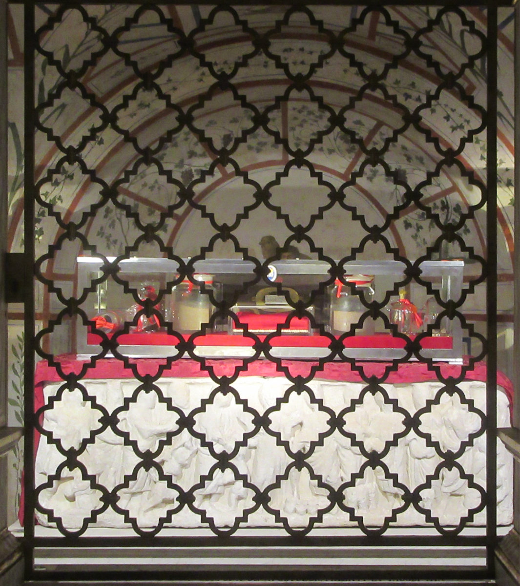 Reliquien in der Krypta der Kirche Ss. Dodici Apostoli in Rom