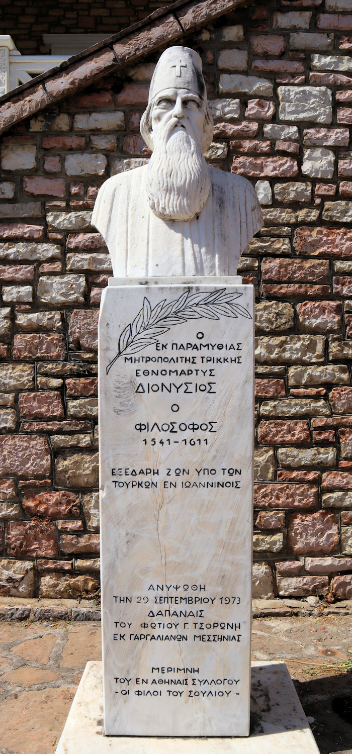 Denkmal vor der Donatoskirche in Paramythia