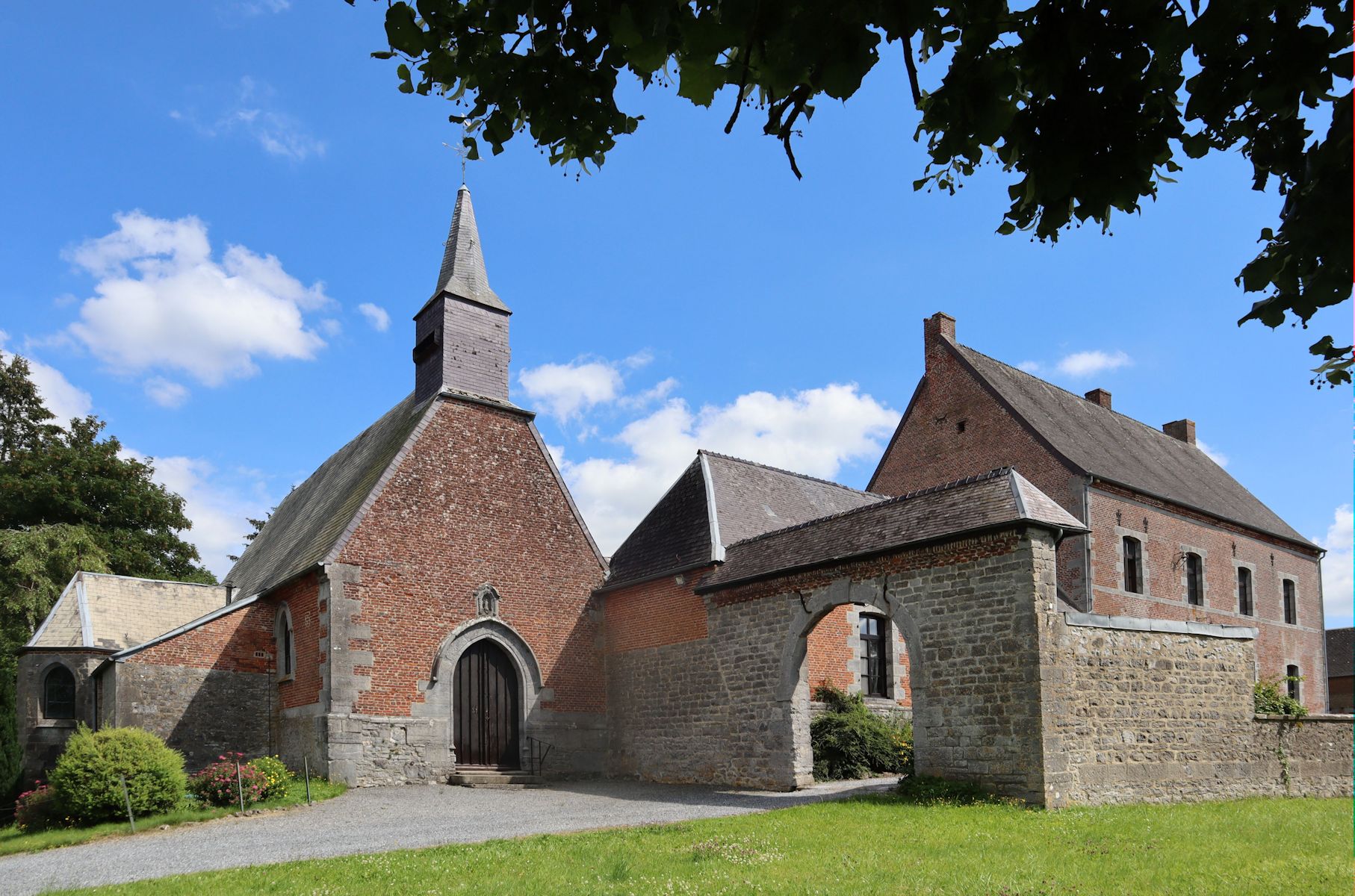 heutige Pfarrkirche St-Hilaire in Wallers-en-Fagne, heute bewohnt von Benediktinerinnen