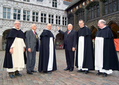 Ordensmänner der Dominikaner bei einer Stadtführung in Lübeck
