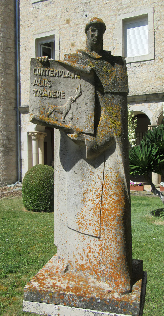 Statue: Dominikus mit seinem Leitwort „Kontemplation und deren Früchte anderen weitergeben”, im Garten des Einkehrhauses der Dominikaner in Caleruega