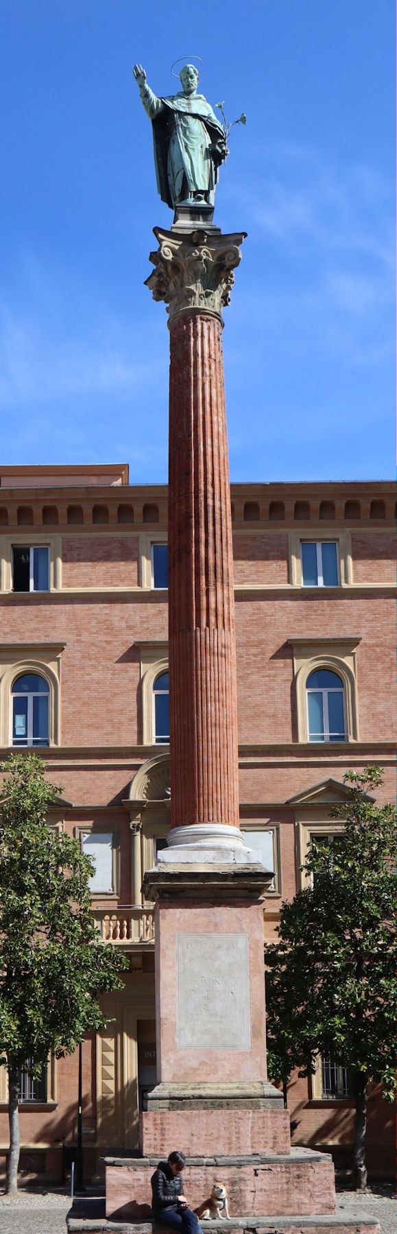 Denkmal vor der Kirche San Domenico in Bologna