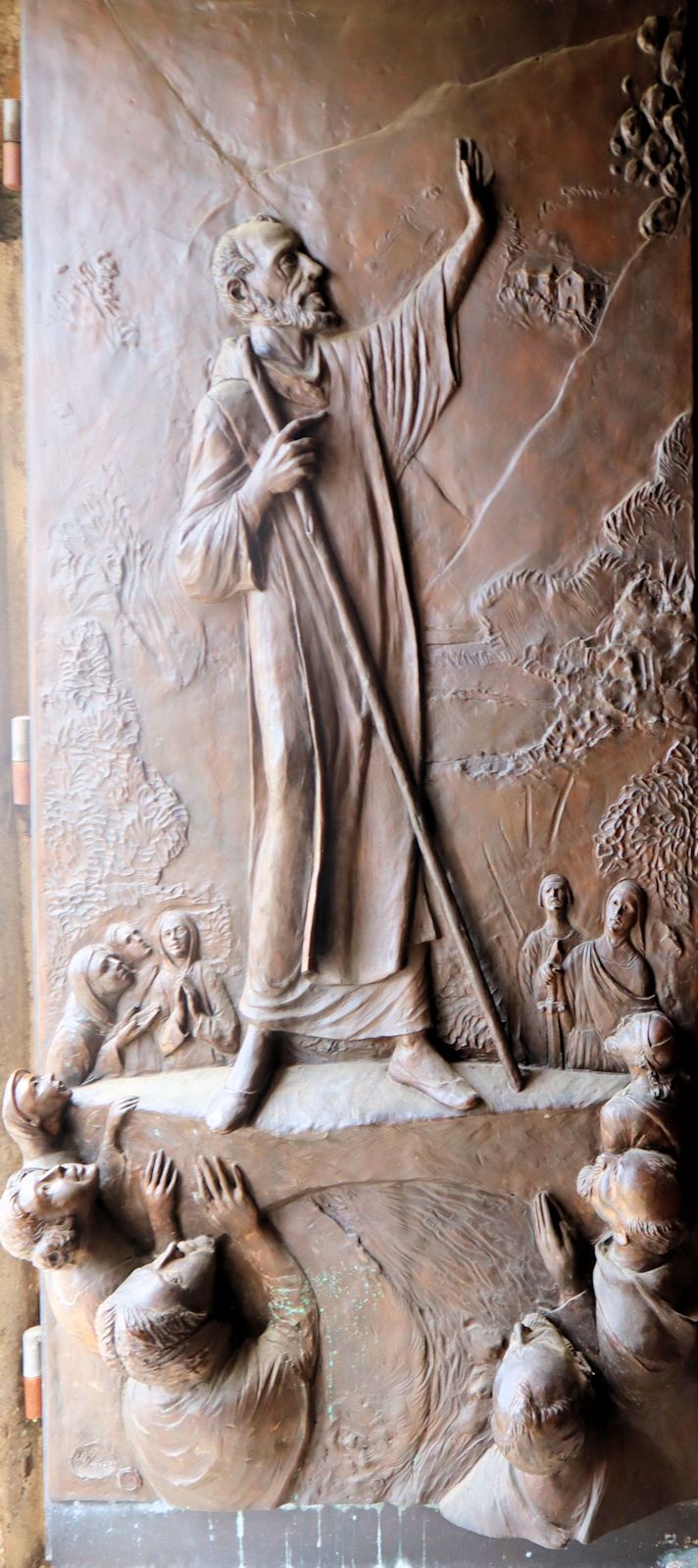 Alessandro Romano: Dominikus stoppt einen vom Teufel geworfenen Felsbrocken, Bronzetür, 2009, an der Kirche San Domenico in Sora