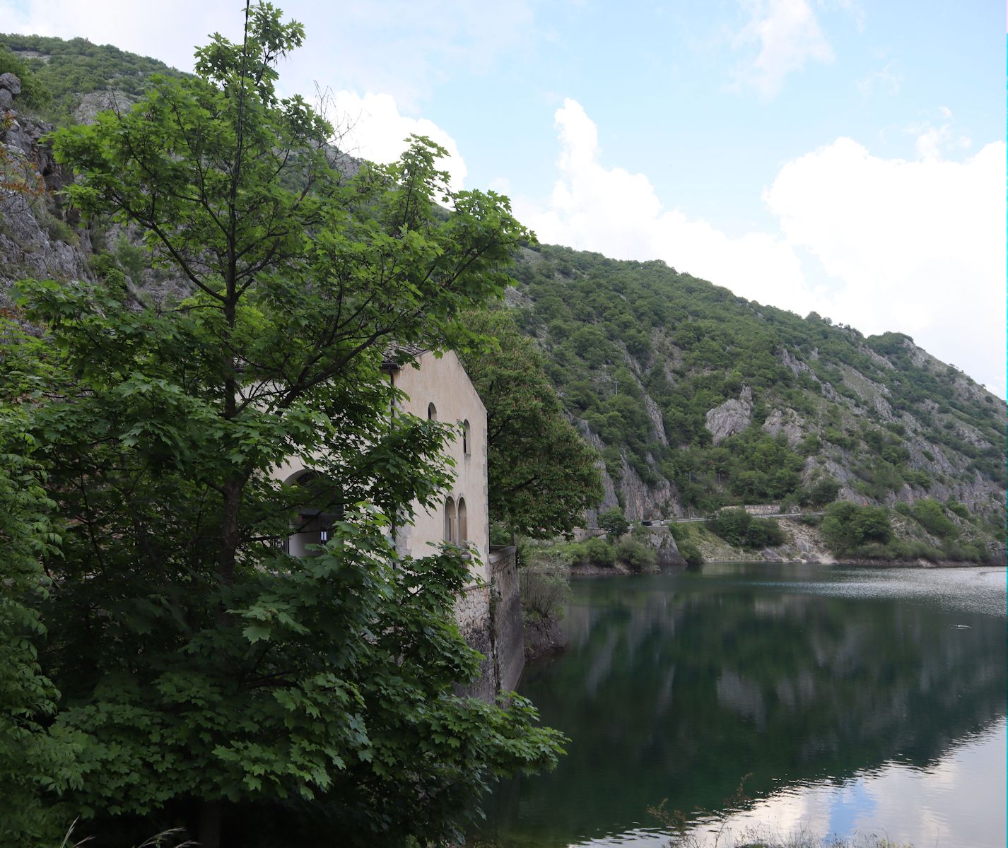 Dominikus' Einsiedelei</a> am See von Villalago