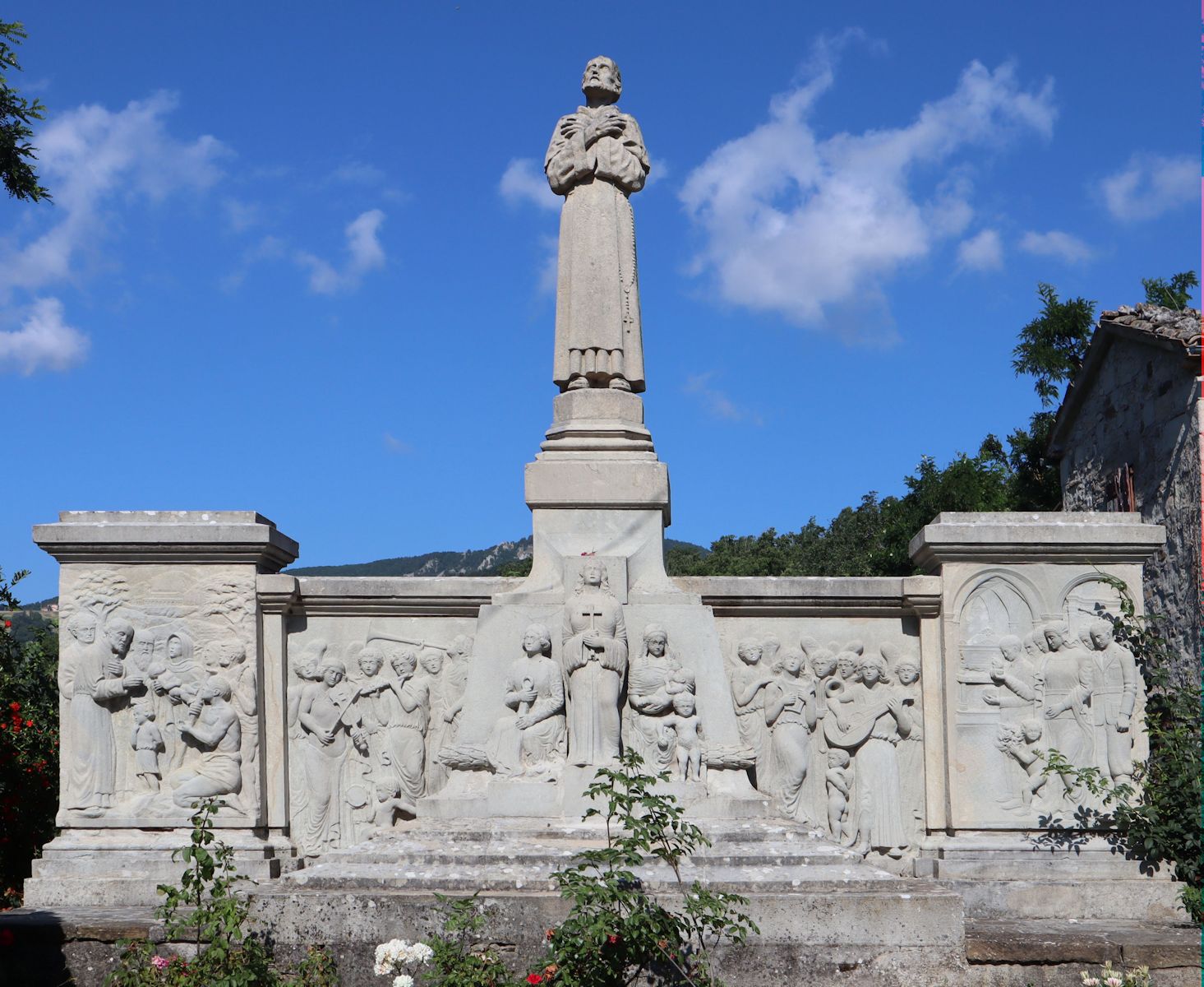 Denkmal am Kloster Santa Maria in reclauso nahe Monte Cerignone